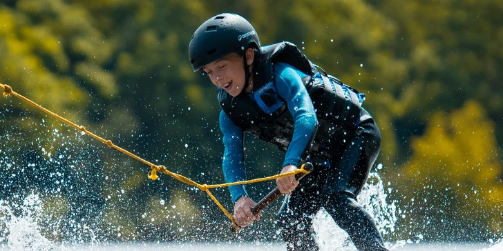 Adrenalin na vodě: Wakeboarding na 1 hod. vč. vybavení a trenéra, 2-4 osoby