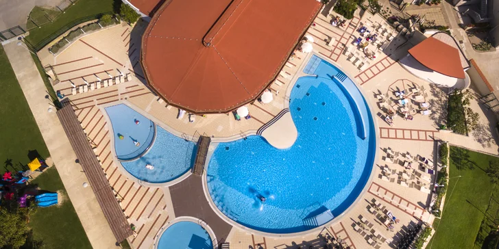 Moderní hotel v Bašce na chorvatském Krku: hned u pláže, venkovní i vnitřní bazény a polopenze plus