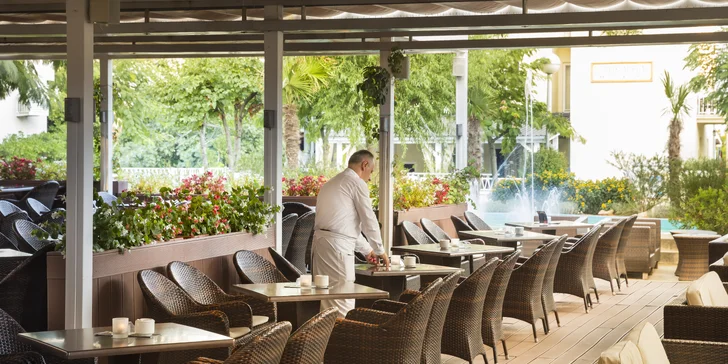 Moderní hotel v Bašce na chorvatském Krku: hned u pláže, venkovní i vnitřní bazény a polopenze plus