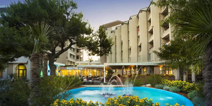 Moderní hotel v Bašce na chorvatském Krku: hned u pláže, venkovní i vnitřní bazény a polopenze plus