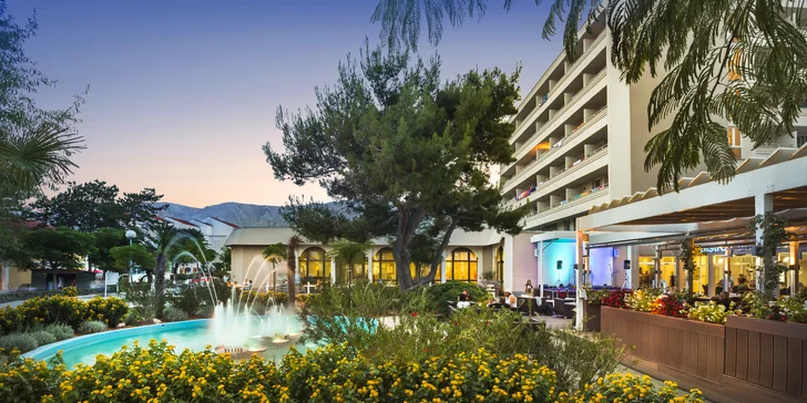 Moderní hotel v Bašce na chorvatském Krku: hned u pláže, venkovní i vnitřní bazény a polopenze plus