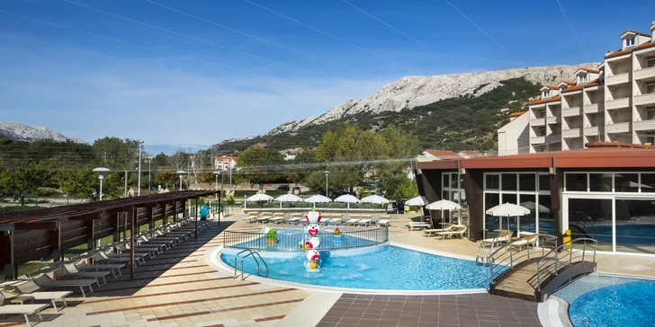 Moderní hotel v Bašce na chorvatském Krku: hned u pláže, venkovní i vnitřní bazény a polopenze plus