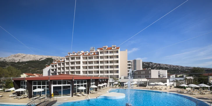 Moderní hotel v Bašce na chorvatském Krku: hned u pláže, venkovní i vnitřní bazény a polopenze plus