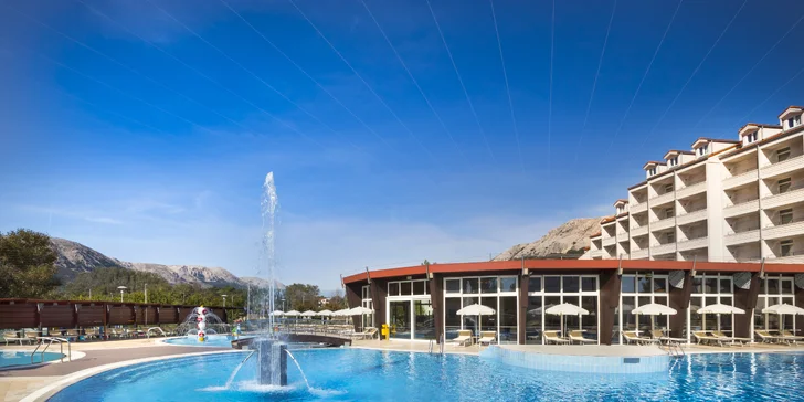 Moderní hotel v Bašce na chorvatském Krku: hned u pláže, venkovní i vnitřní bazény a polopenze plus