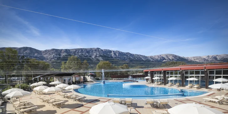Moderní hotel v Bašce na chorvatském Krku: hned u pláže, venkovní i vnitřní bazény a polopenze plus