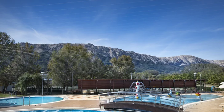 Moderní hotel v Bašce na chorvatském Krku: hned u pláže, venkovní i vnitřní bazény a polopenze plus