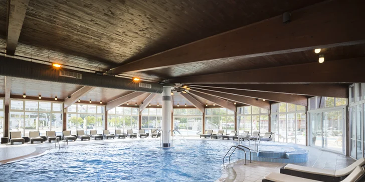 Moderní hotel v Bašce na chorvatském Krku: hned u pláže, venkovní i vnitřní bazény a polopenze plus