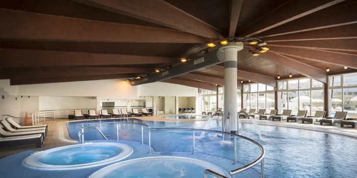 Moderní hotel v Bašce na chorvatském Krku: hned u pláže, venkovní i vnitřní bazény a polopenze plus