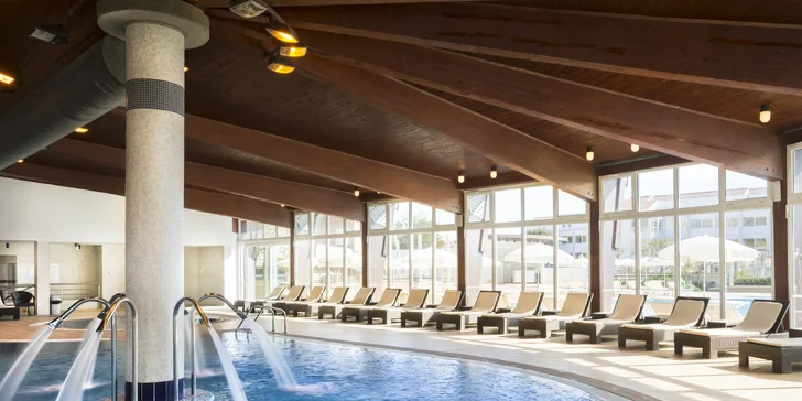 Moderní hotel v Bašce na chorvatském Krku: hned u pláže, venkovní i vnitřní bazény a polopenze plus
