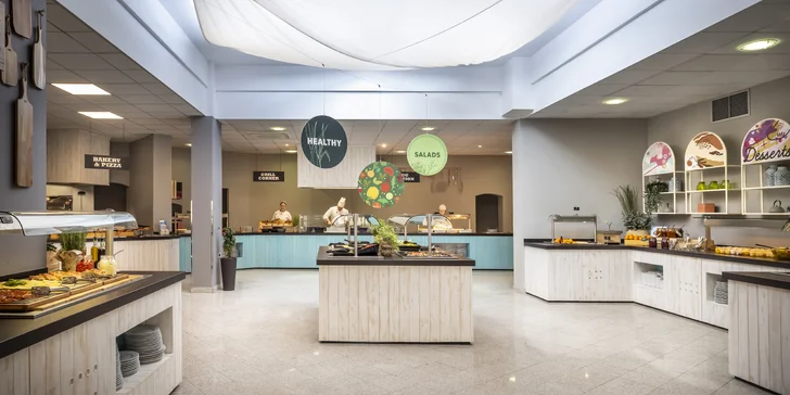Moderní hotel v Bašce na chorvatském Krku: hned u pláže, venkovní i vnitřní bazény a polopenze plus