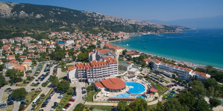 Moderní hotel v Bašce na chorvatském Krku: hned u pláže, venkovní i vnitřní bazény a polopenze plus