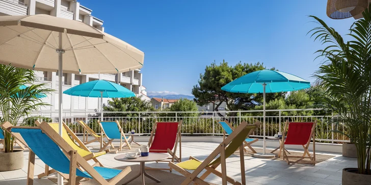 Moderní hotel v Bašce na chorvatském Krku: hned u pláže, venkovní i vnitřní bazény a polopenze plus