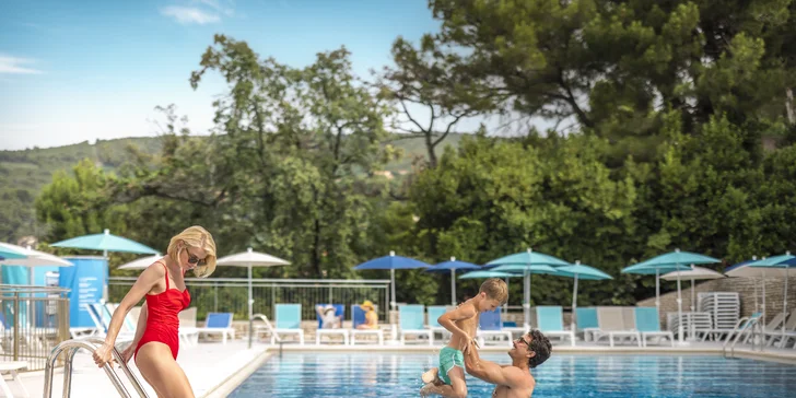 Rabac na Istrii: hotel 70 m od pláže, 4 bazény pro dospělé i děti, plná penze, 3. osoba zdarma