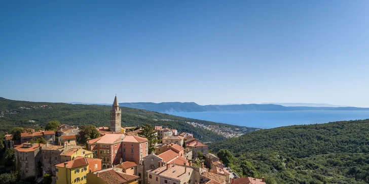 Rabac na Istrii: hotel 70 m od pláže, 4 bazény pro dospělé i děti, plná penze, 3. osoba zdarma