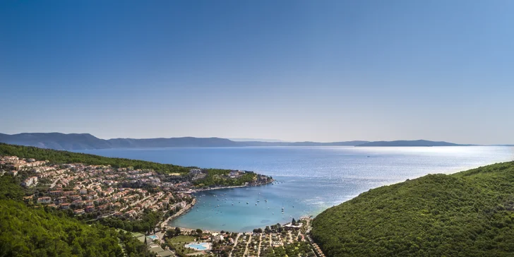 Rabac na Istrii: hotel 70 m od pláže, 4 bazény pro dospělé i děti, plná penze, 3. osoba zdarma