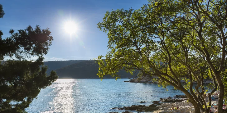 Rabac na Istrii: hotel 70 m od pláže, 4 bazény pro dospělé i děti, plná penze, 3. osoba zdarma