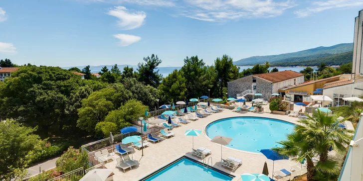 Rabac na Istrii: hotel 70 m od pláže, 4 bazény pro dospělé i děti, plná penze, 3. osoba zdarma
