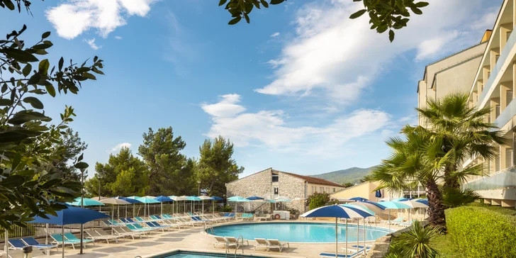 Rabac na Istrii: hotel 70 m od pláže, 4 bazény pro dospělé i děti, plná penze, 3. osoba zdarma