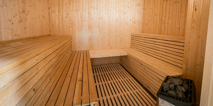 Hydromasážní vana se zábalem či masáží nebo privátní whirlpool a sauna až pro 4 osoby