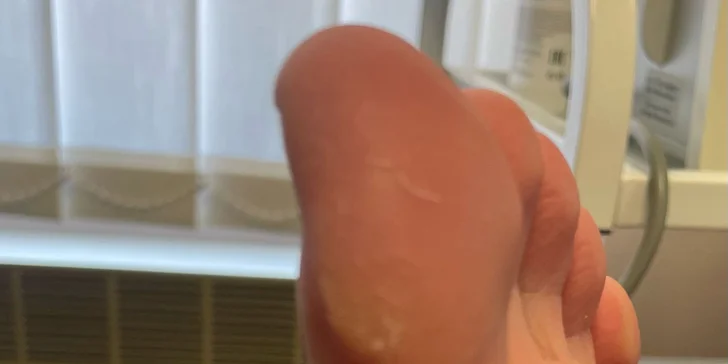 Přístrojová pedikúra pro ženy i muže i možnost lakování gel lakem