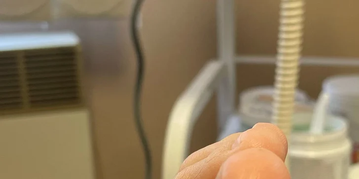 Přístrojová pedikúra pro ženy i muže i možnost lakování gel lakem