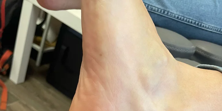 Přístrojová pedikúra pro ženy i muže i možnost lakování gel lakem