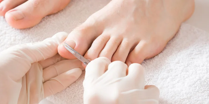 Přístrojová pedikúra pro ženy i muže i možnost lakování gel lakem