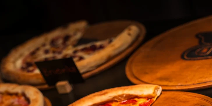 1 nebo 2 pizzy s průměrem 30 či 40 cm: masové, vege i s brusinkami