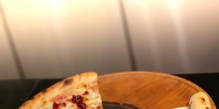 1 nebo 2 pizzy s průměrem 30 či 40 cm: masové, vege i s brusinkami