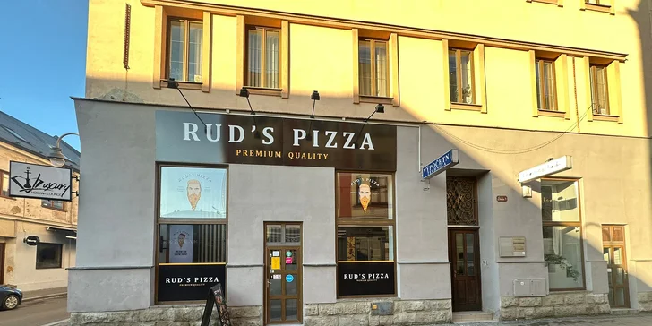 1 nebo 2 pizzy s průměrem 30 či 40 cm: masové, vege i s brusinkami