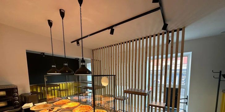 1 nebo 2 pizzy s průměrem 30 či 40 cm: masové, vege i s brusinkami