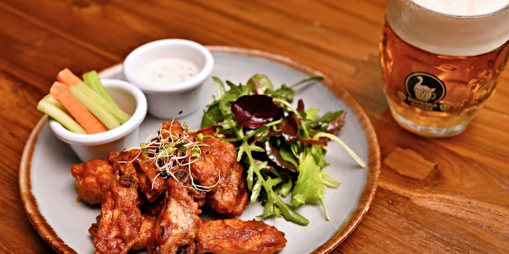 Smažená křídla či menu s předkrmy, žebry, kolenem a dezerty i pivo pro 2-4 osoby