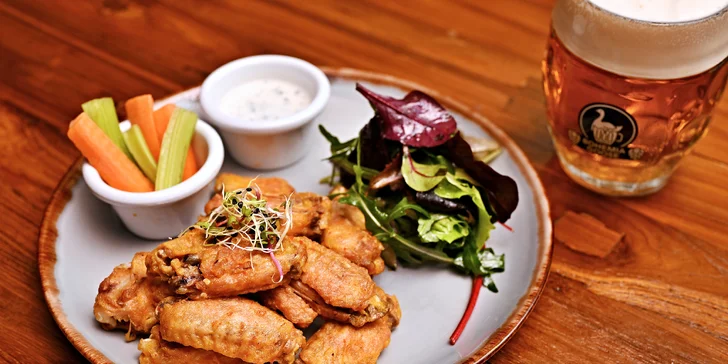 Smažená křídla či menu s předkrmy, žebry, kolenem a dezerty i pivo pro 2-4 osoby