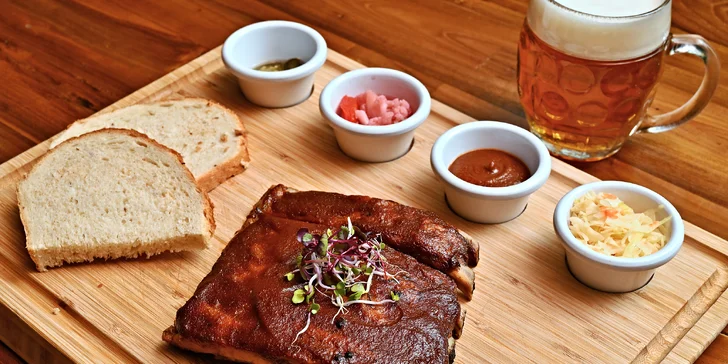 Smažená křídla či menu s předkrmy, žebry, kolenem a dezerty i pivo pro 2-4 osoby