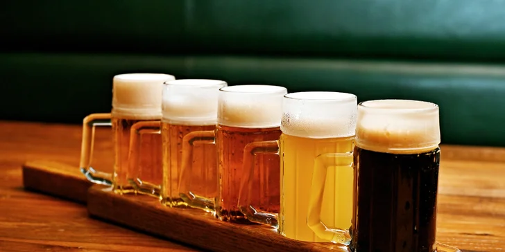 Smažená křídla či menu s předkrmy, žebry, kolenem a dezerty i pivo pro 2-4 osoby