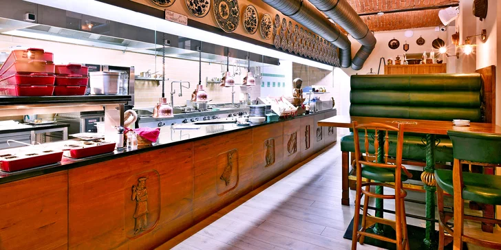 Smažená křídla či menu s předkrmy, žebry, kolenem a dezerty i pivo pro 2-4 osoby