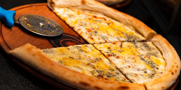 1 nebo 2 pizzy s průměrem 30 či 40 cm: masové, vege i s brusinkami