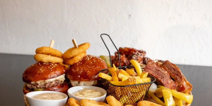Masové prkno plné kuřecích křídel, žeber i miniburgerů: 1 kg nebo 1,5 kg