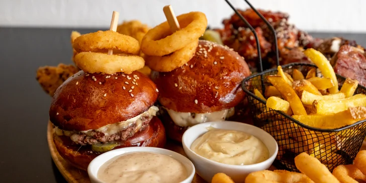 Masové prkno plné kuřecích křídel, žeber i miniburgerů: 1 kg nebo 1,5 kg