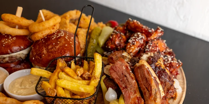 Masové prkno plné kuřecích křídel, žeber i miniburgerů: 1 kg nebo 1,5 kg