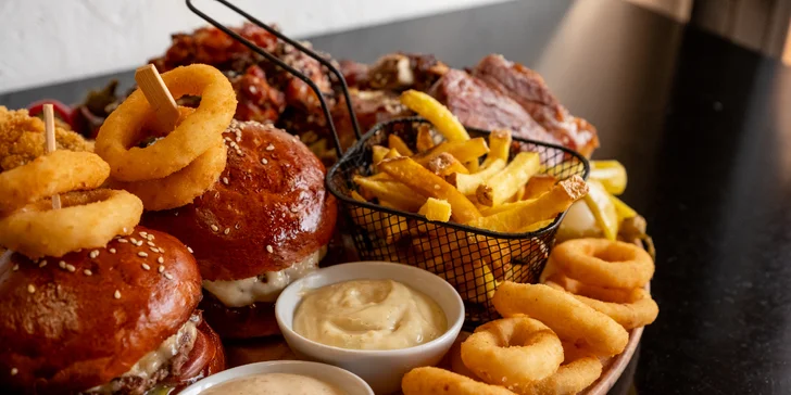 Masové prkno plné kuřecích křídel, žeber i miniburgerů: 1 kg nebo 1,5 kg