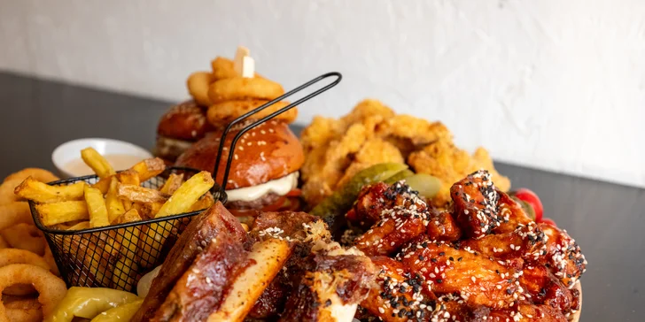 Masové prkno plné kuřecích křídel, žeber i miniburgerů: 1 kg nebo 1,5 kg