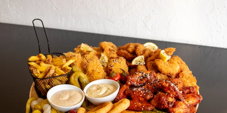 Masové prkno plné kuřecích křídel, žeber i miniburgerů: 1 kg nebo 1,5 kg