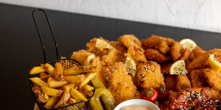 Masové prkno plné kuřecích křídel, žeber i miniburgerů: 1 kg nebo 1,5 kg