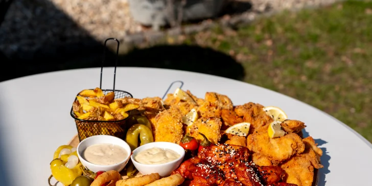 Masové prkno plné kuřecích křídel, žeber i miniburgerů: 1 kg nebo 1,5 kg