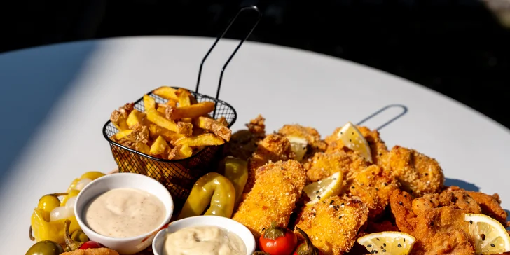 Masové prkno plné kuřecích křídel, žeber i miniburgerů: 1 kg nebo 1,5 kg