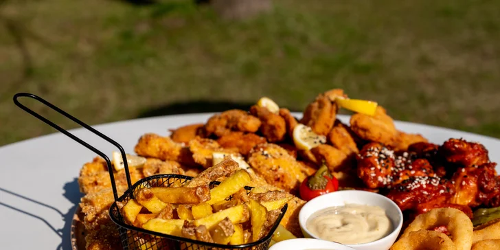 Masové prkno plné kuřecích křídel, žeber i miniburgerů: 1 kg nebo 1,5 kg