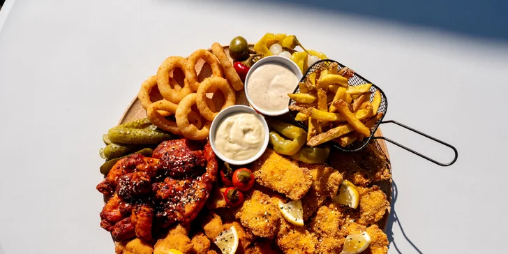 Masové prkno plné kuřecích křídel, žeber i miniburgerů: 1 kg nebo 1,5 kg