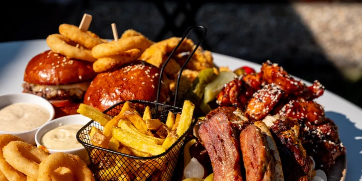 Masové prkno plné kuřecích křídel, žeber i miniburgerů: 1 kg nebo 1,5 kg