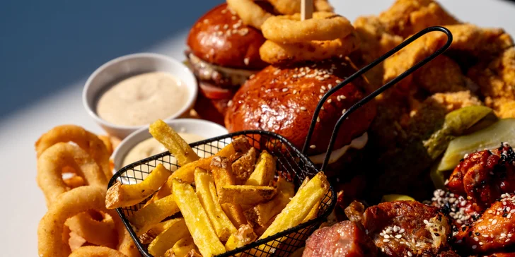 Masové prkno plné kuřecích křídel, žeber i miniburgerů: 1 kg nebo 1,5 kg
